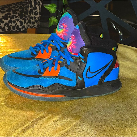 Bright, pre-loved Nike Kyrie Irving Big Boys 6 - Picture 2 of 5